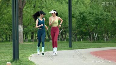 健身跑步的青年女人